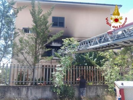 Incendio divampa in una casa a Ponte forse a causa di un corto circuito