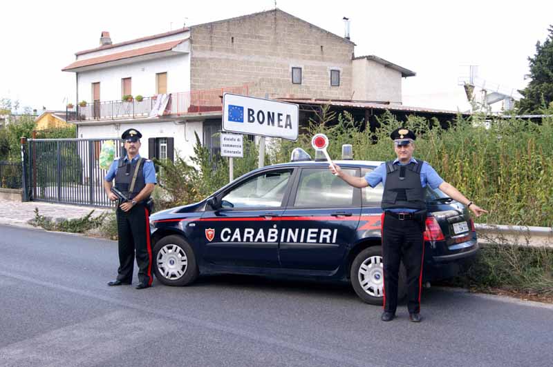 Ignoti incendiano due pneumatici all’ingresso di complesso di villette ancora in costruzione