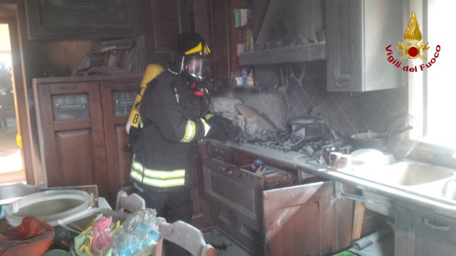 Incendio divampa in una cucina a Bonea, rapido e risolutivo l’intervento dei Vigili del Fuoco