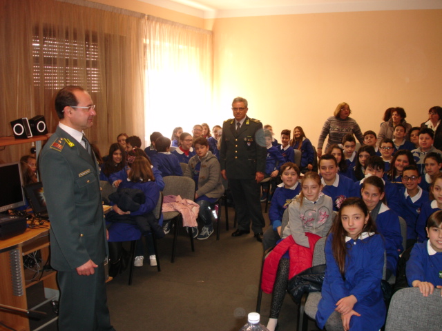 La Guardia di Finanza incontra gli allievi del ‘San Giovanni Bosco’ di San Salvatore per illustrare i temi della legalità