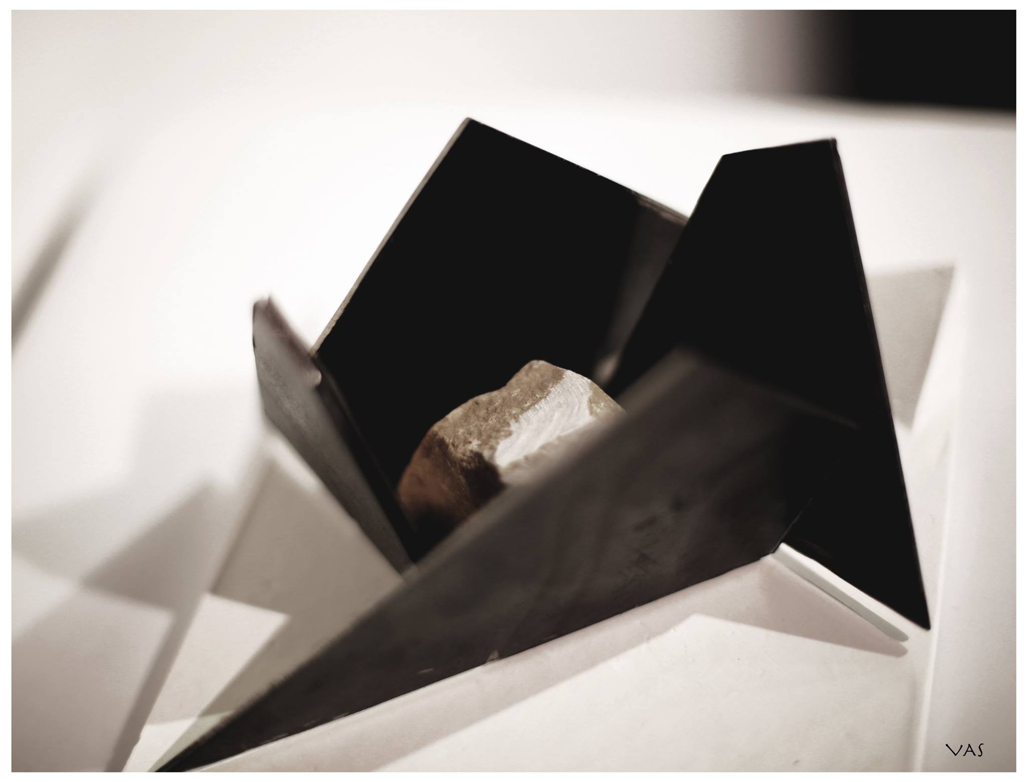 ‘Nascondere, Origini’, collettiva che esplora il linguaggio dell’arte