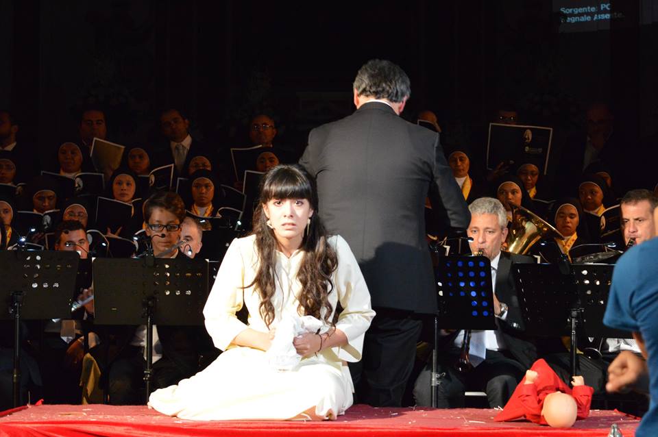 Successo e ovazioni per il racconto musicale ‘La Madre Santa di Casoria’: chiesa e piazza gremite ad Amorosi