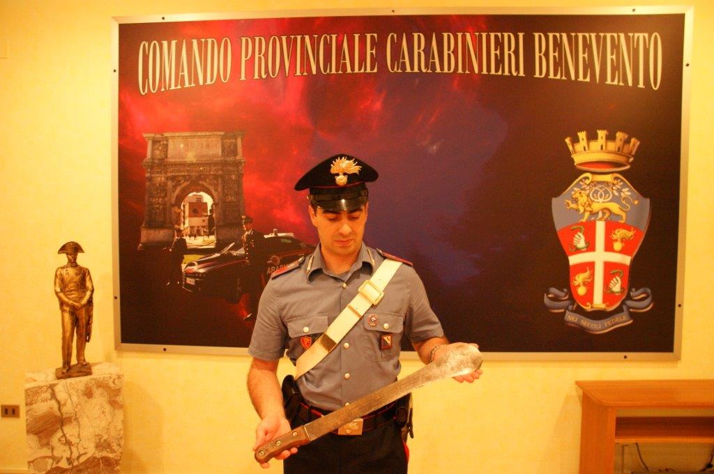 Fermato un ghanese per detenzione illecita di un machete