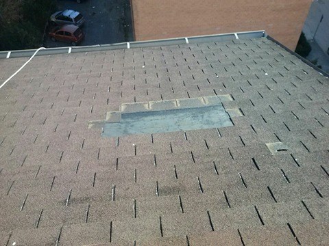 Benevento, raffiche di vento fanno volare le tegole dai tetti e gli inquilini di via Columbro scrivono all’Iacp