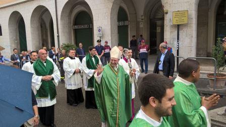 Il saluto ai fedeli di monsignor Accrocca e l’insediamento sulla Cattedra di San Gennaro