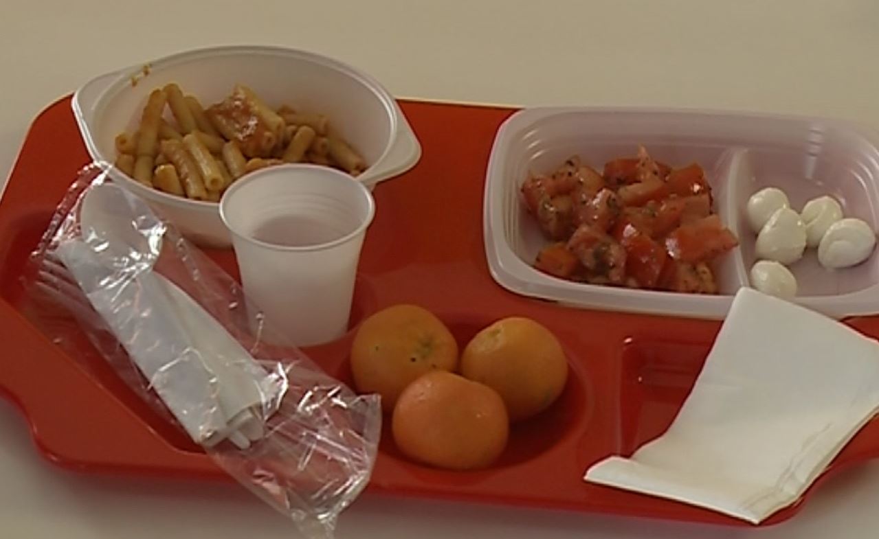 La Quadrelle vieta, a quanti portano il cibo da casa, di accedere al refettorio. Altrabenevento: “Domani assemblea con i genitori”