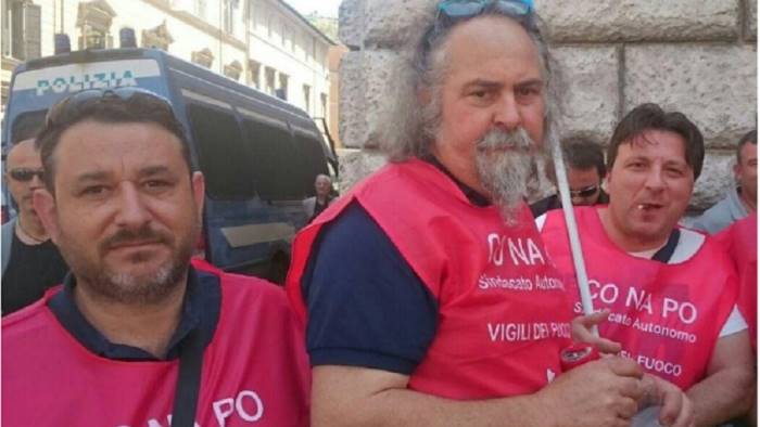“Basta medaglie, occorrono eque retribuzioni”, la protesta dei Vigili del Fuoco