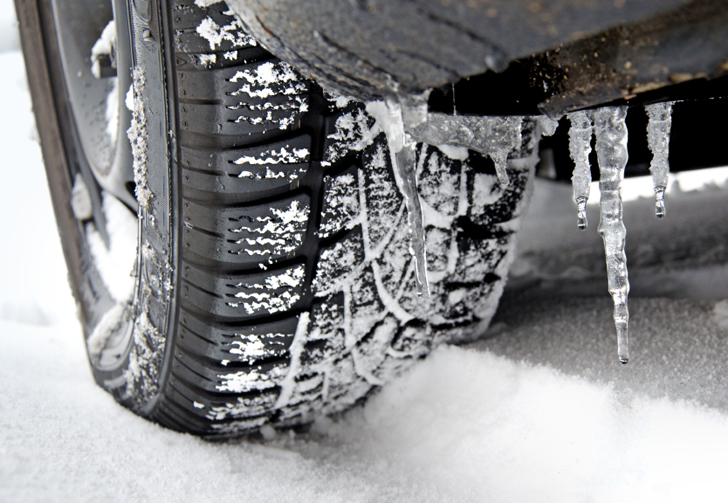 Neve e gelo, scade oggi il termine per munirsi di pneumatici invernali o catene