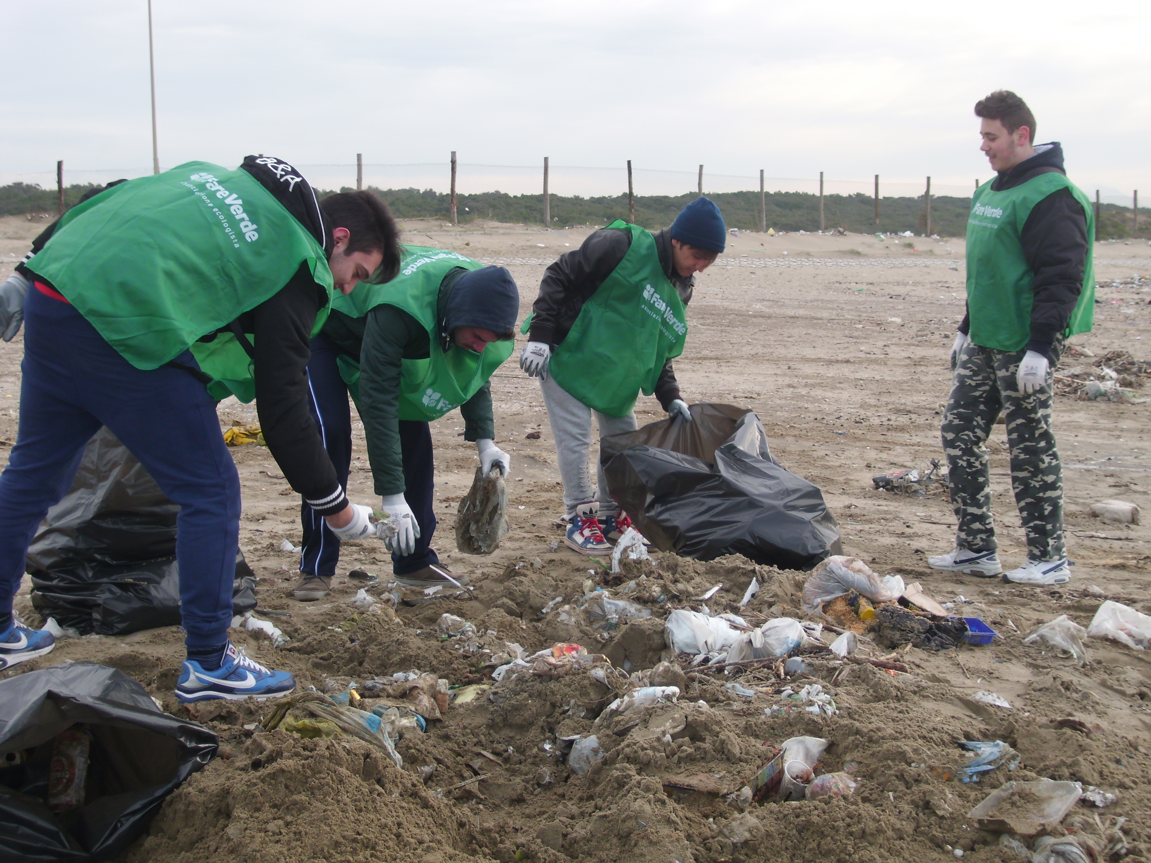 Fare Verde Campania: la plastica è il rifiuto più invadente sulle spiagge campane