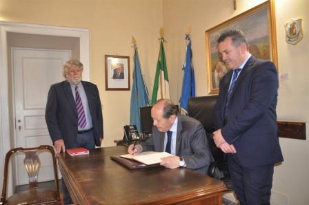 Il presidente della Corte Costituzionale, Lattanzi, ha firmato il registro d’onore degli ospiti della Provincia