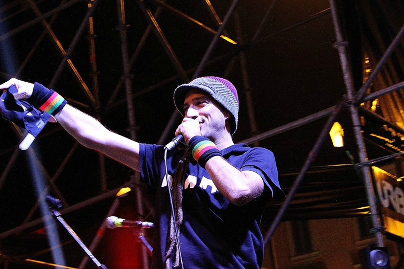 Valerio Jovine, leader dei 99 Posse, in concerto domani a San Leucio del Sannio