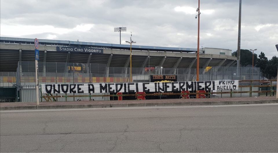 Gli ultras del primo anello della curva sud omaggiano medici e infermieri