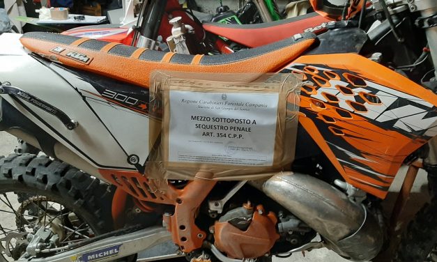 Fa motocross, ma all’alt dei carabinieri scappa in sella alla sua moto
