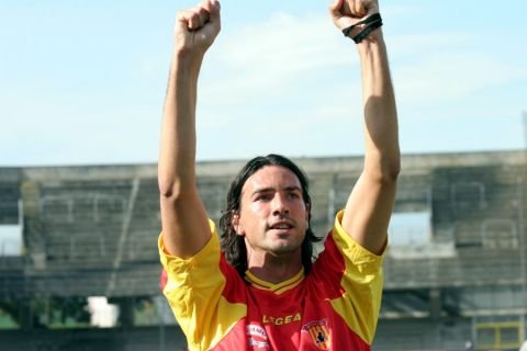 L’ex bomber giallorosso Lorenzo Pinamonte regala mascherine: “E’emozionante, quasi come un gol”