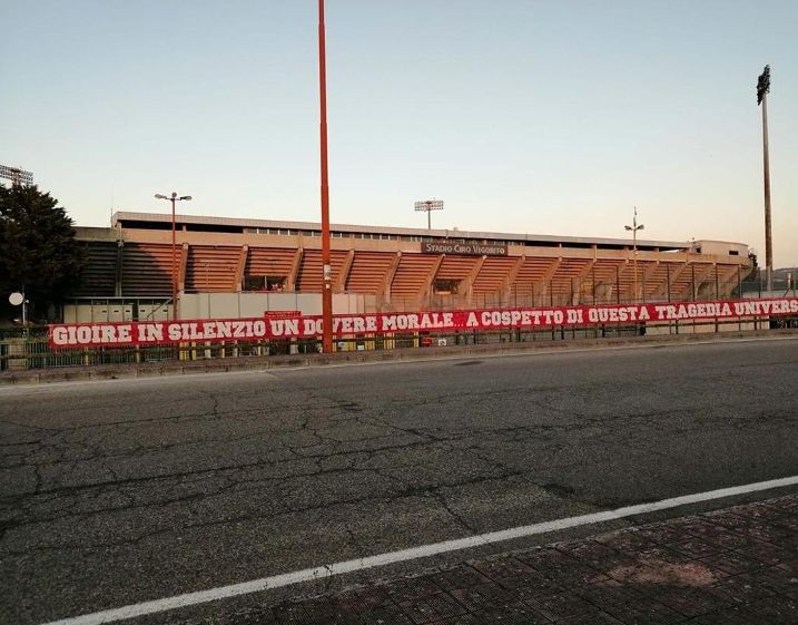 La curva sud: “Non parteciperemo alle celebrazioni per rispetto verso quelli colpiti dalla pandemia, ma stiamo preparando una sorpresa per la squadra”