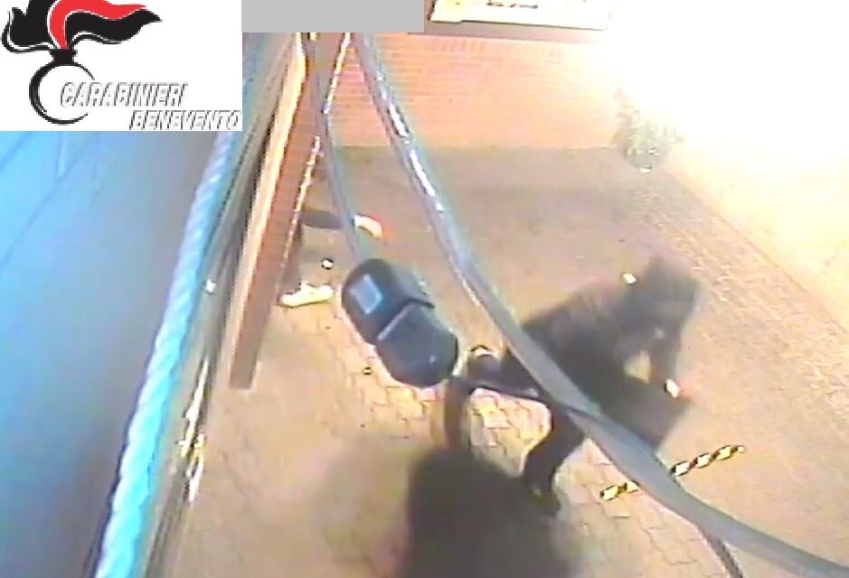 Scassinato il bar tabacchi di Ponte Valentino, in manette per furto due beneventani