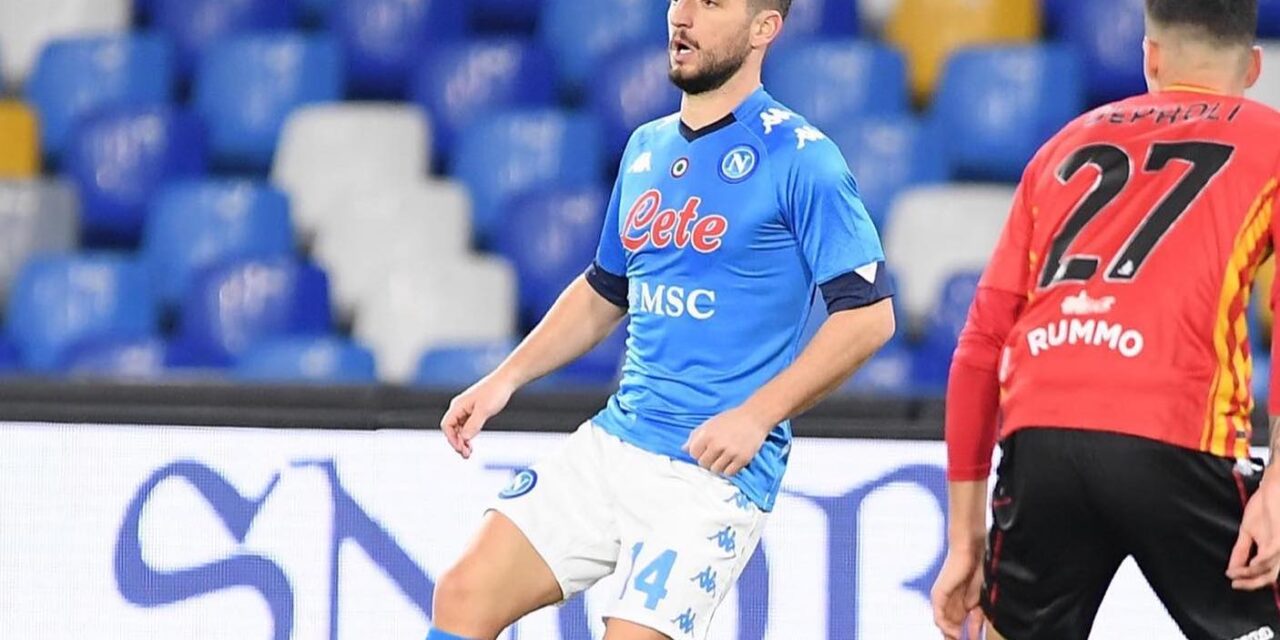Mertens e le mani di Politano: il Napoli batte il Benevento nel derby