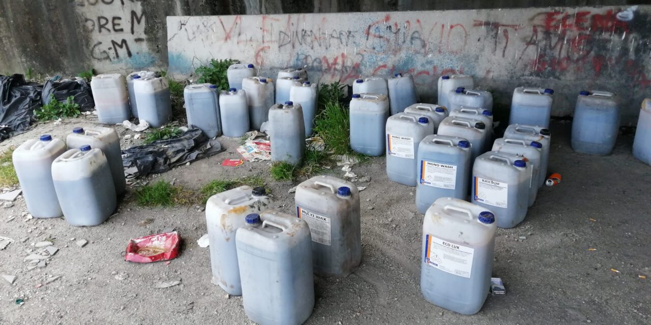 Fusti con liquidi di scarto abbandonati nei pressi del ‘viadotto delle streghe’