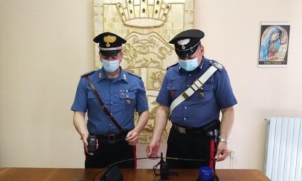 Montesarchio, i carabinieri inseguono e bloccano auto in fuga munita di lampeggiante