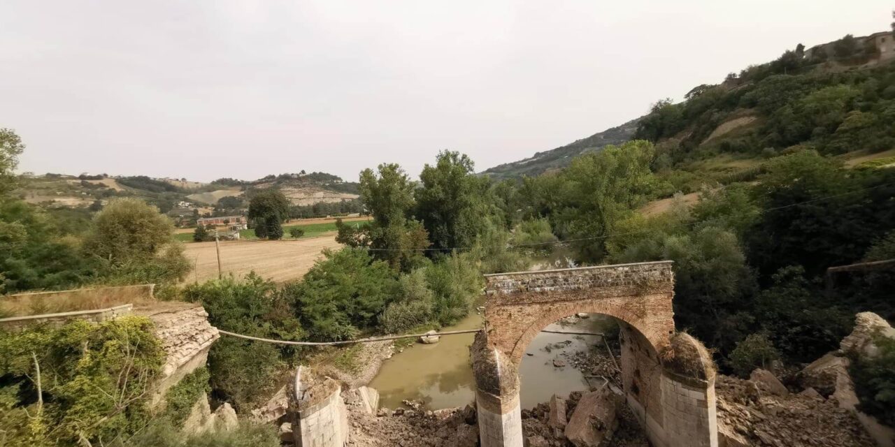 Crollo del ponte sul fiume Calore in territorio di Apice
