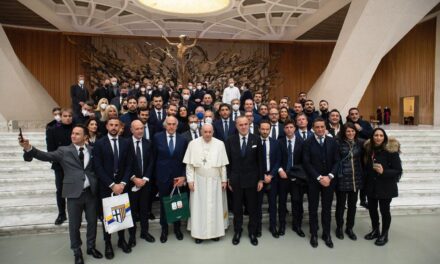 Il Benevento incontra il Papa, Letizia gli dona maglia e pallone