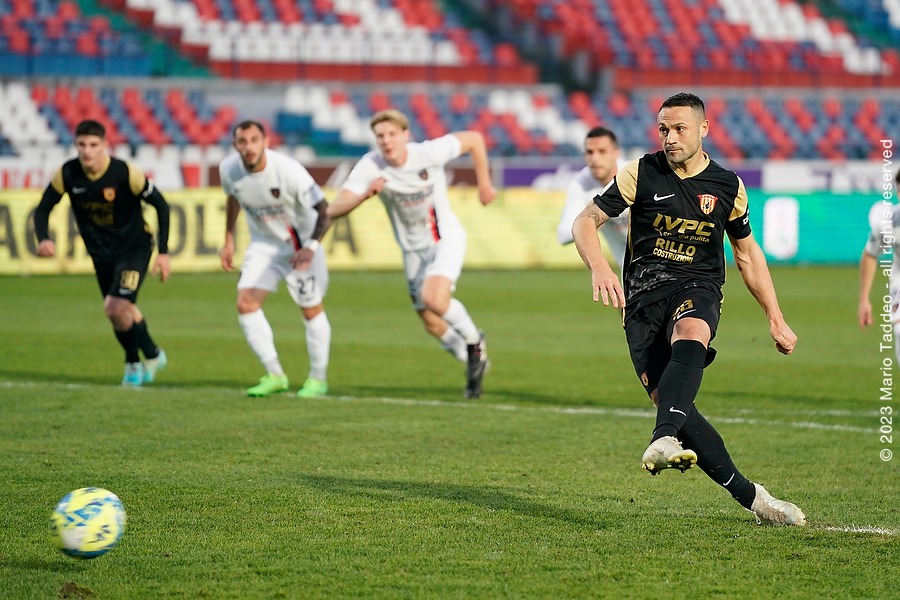 Benevento beffato a Cosenza: Vaisanen raggiunge i giallorossi nel finale