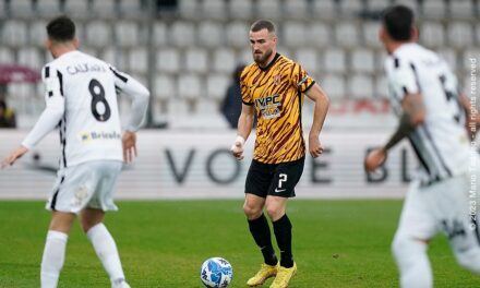 Il Benevento soffre in dieci ma torna da Ascoli con un punto prezioso