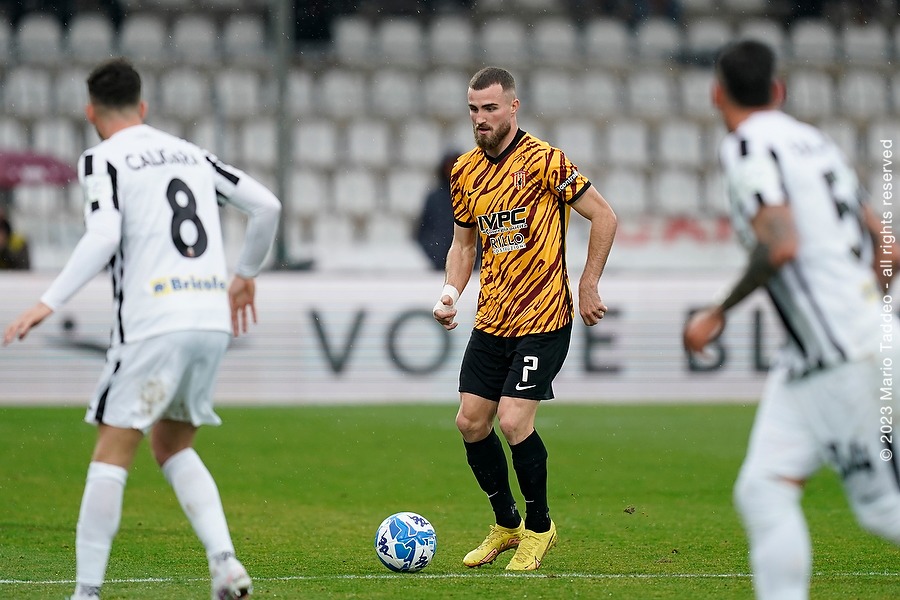 Il Benevento soffre in dieci ma torna da Ascoli con un punto prezioso