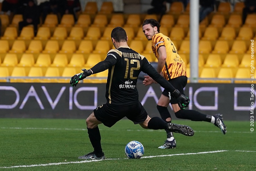 Un Benevento in dieci non va oltre il pari contro il Como: 0-0 al Vigorito