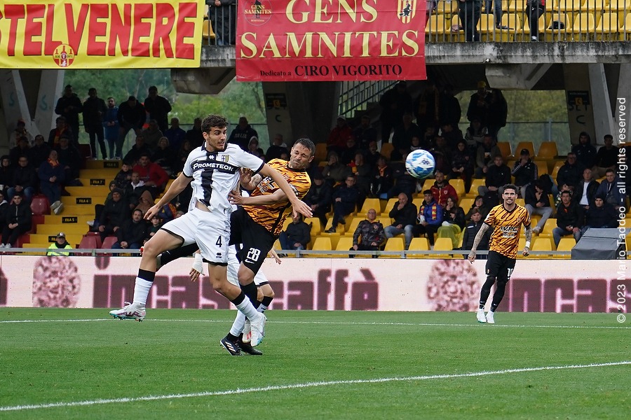 Il Benevento rimonta il Parma ma è un pari amaro: salvezza appesa a un filo