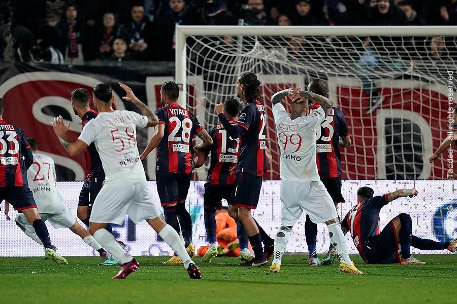 Benevento, pari e rimpianti allo Scida: col Crotone è 0-0