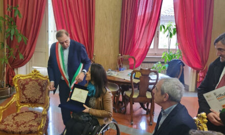 Pasquino premiata dal sindaco Mastella a Palazzo Mosti, dopo i successi agli Europei paralimpici di Parigi