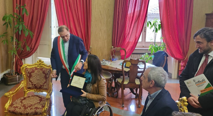 Pasquino premiata dal sindaco Mastella a Palazzo Mosti, dopo i successi agli Europei paralimpici di Parigi