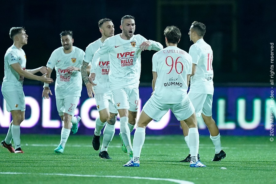 Il Benevento passa a Giugliano, Lanini e Ciciretti firmano la rimonta