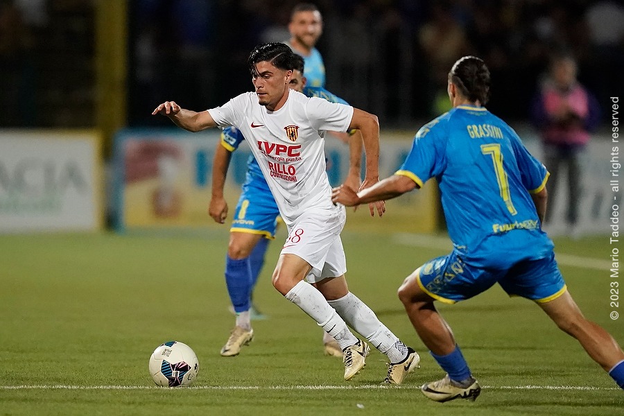 La gara di andata va alla Carrarese, decide un gol di Finotto