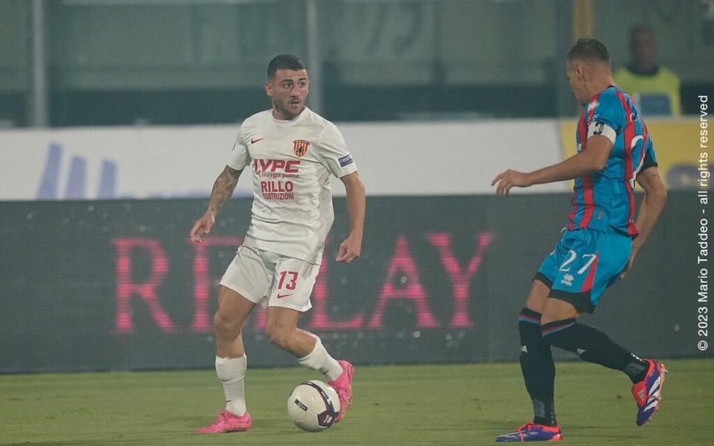 Carpani piega il Benevento, giallorossi ko a Catania