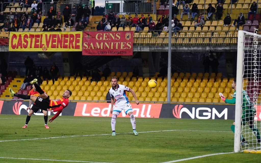 Benevento da batticuore: supera in rimonta il Catania e conserva il primato solitario
