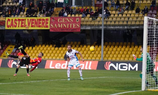 Benevento da batticuore: supera in rimonta il Catania e conserva il primato solitario