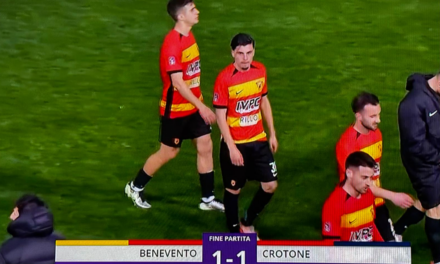 Il Crotone prova a scappare, Acampora lo riprende: 1-1 al Vigorito