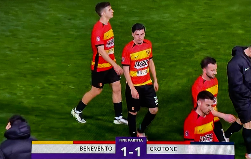 Il Crotone prova a scappare, Acampora lo riprende: 1-1 al Vigorito