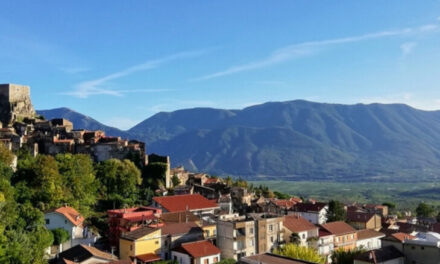 Guardia Sanframondi inaugura un settembre tra stelle, brindisi e scacchi viventi