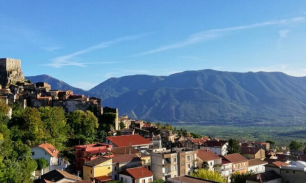 Guardia Sanframondi inaugura un settembre tra stelle, brindisi e scacchi viventi