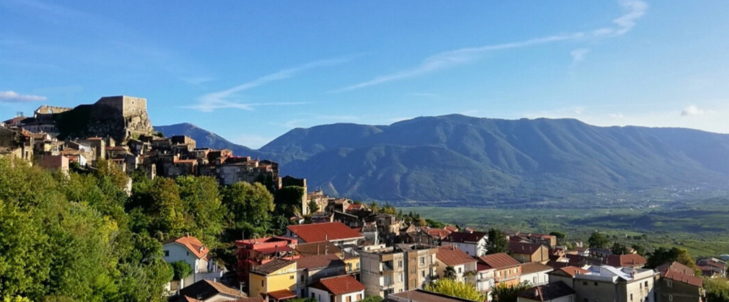 Guardia Sanframondi inaugura un settembre tra stelle, brindisi e scacchi viventi