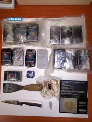 Polizia, sequestro di hashish sulla Strada Statale Appia
