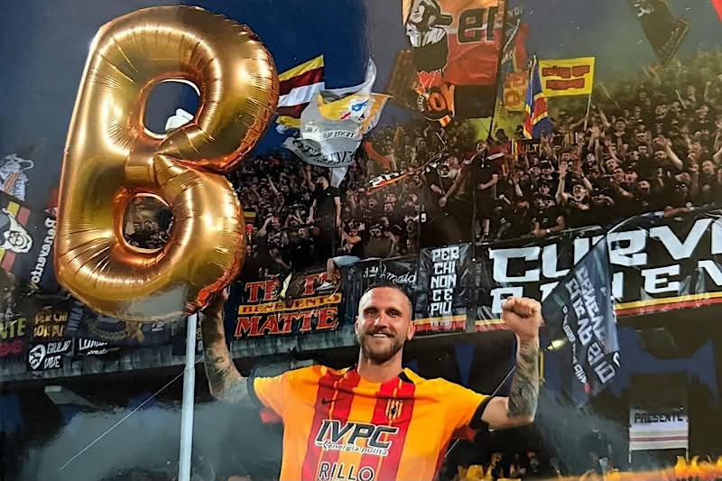 In edicola “Salta Salta lo Stregò”: rivivi la straordinaria cavalcata del Benevento verso la B