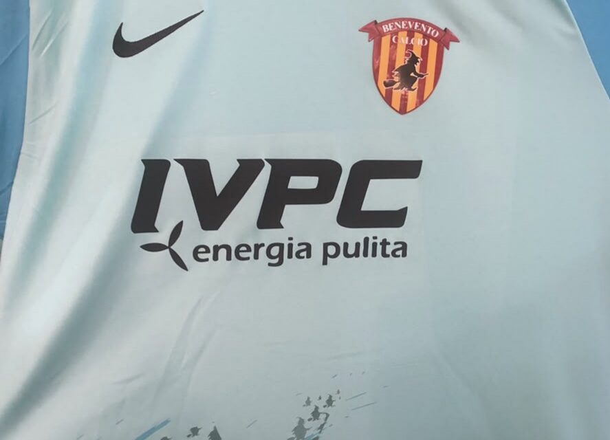 Benevento 2026/2027, è già festa: la maglia dei vent’anni e il giallo dei portieri aprono il nuovo ciclo