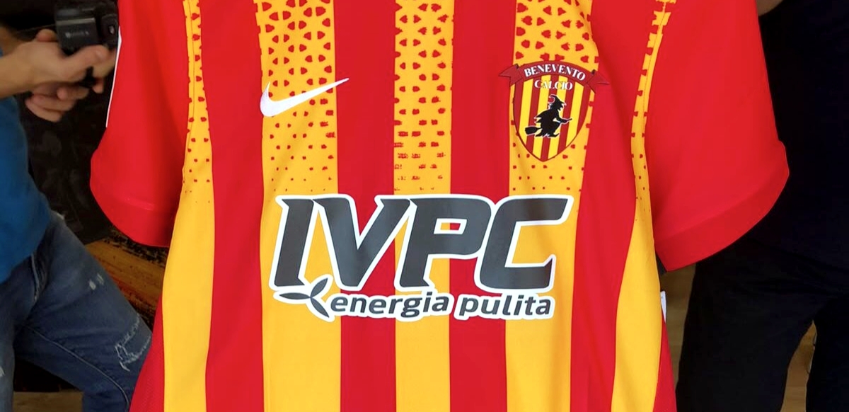Benevento, svelata la maglia 2026/2027: tradizione giallorossa e dettagli rinnovati