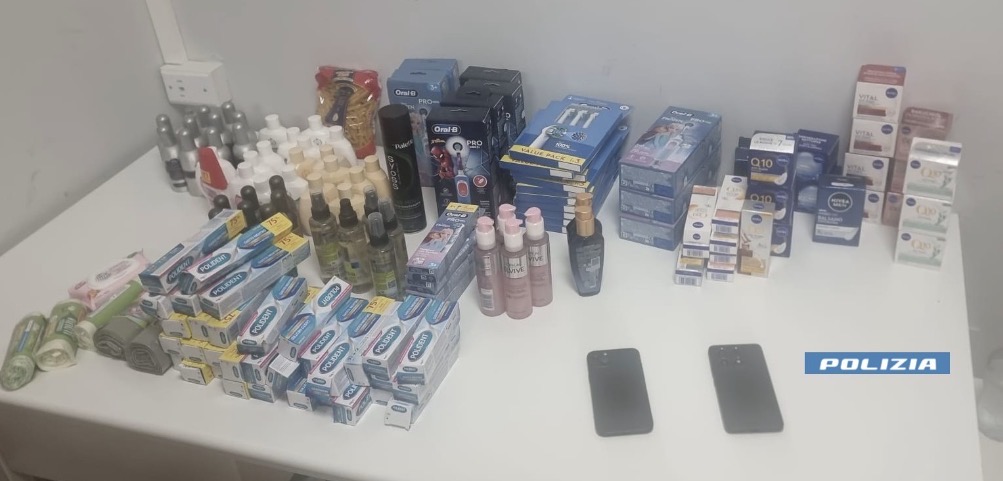 Benevento: furto in centro commerciale, manette per due romeni