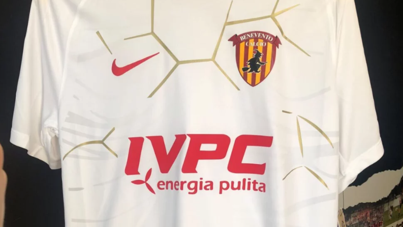 Nuove divise per la Strega: il Benevento svela la maglia da trasferta e il kit dei portieri per la stagione 2026/2027