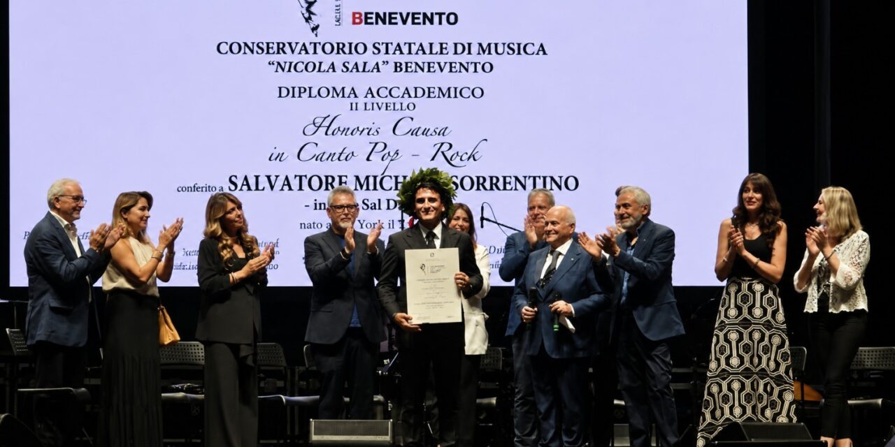 Sal Da Vinci, Benevento gli consegna l’Honoris Causa: la verità di una carriera che non ha mai ceduto